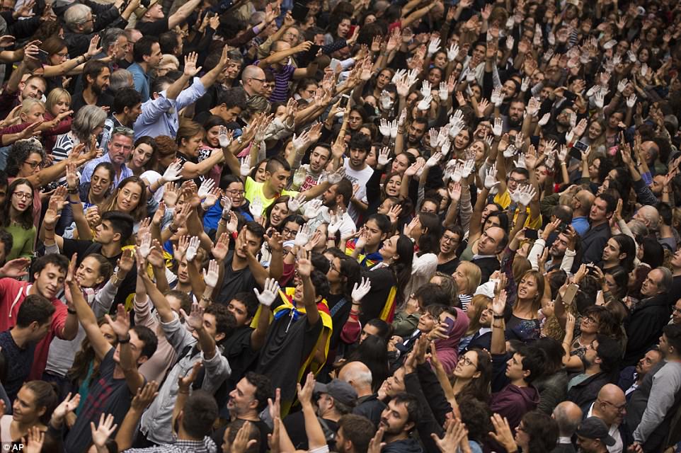 Hàng ngàn người biểu tình ở Catalonia. Ảnh: AP