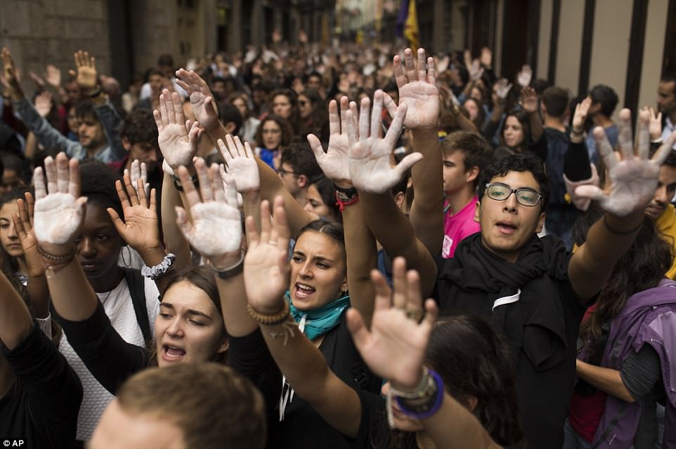 Hàng ngàn người Catalonia xuống đường biểu tình phản đối cuộc đàn áp bạo lực của cảnh sát đối với cuộc trưng cầu dân ý đòi độc lập tổ chức hôm 1-10. Ảnh: AP