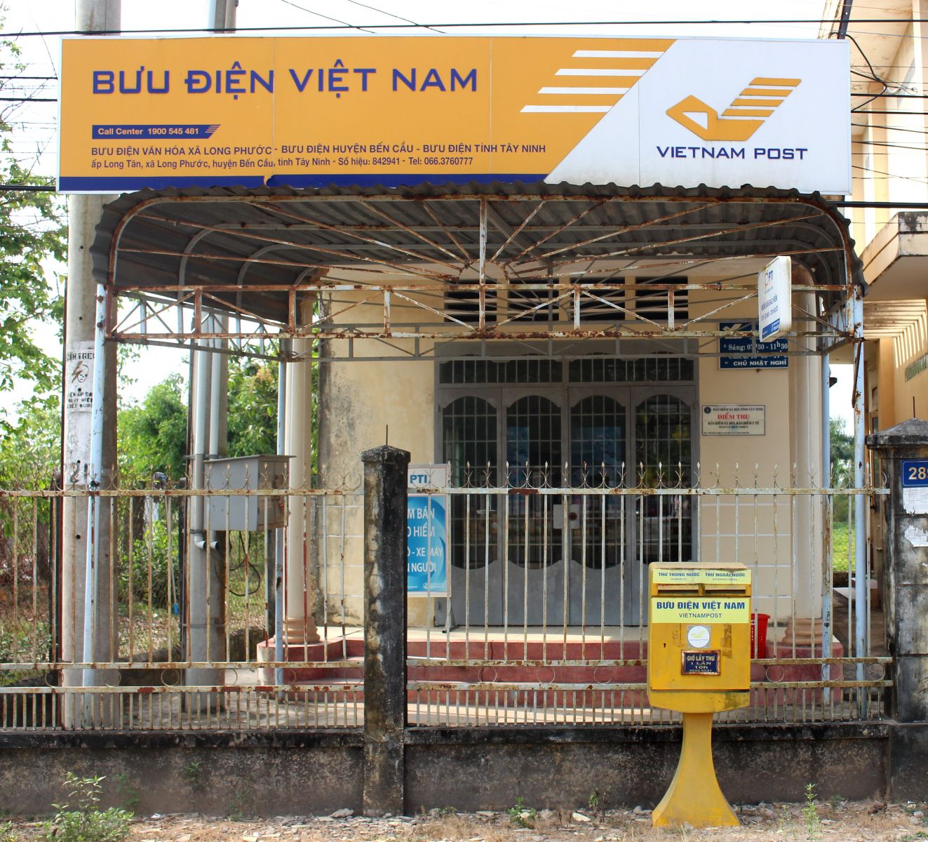 Dân khóc ròng vì bị cho "nằm ngoài vòng pháp luật"