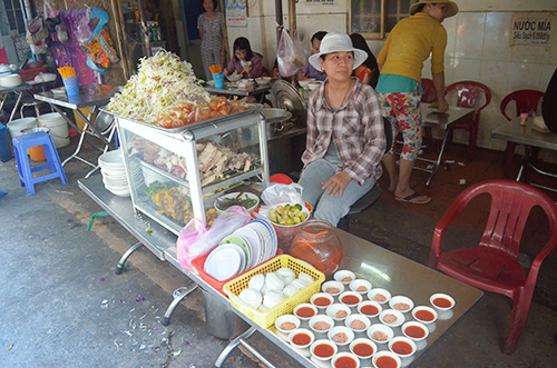 Qu&aacute;n b&uacute;n đặc sản Campuchia 45 năm ở S&agrave;i G&ograve;n - Ảnh 2.