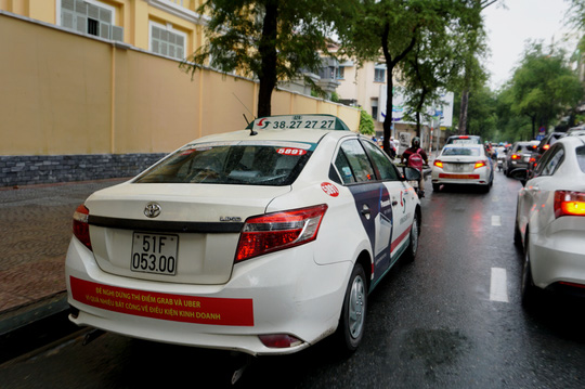 Sở GTVT ra tối hậu thư vụ taxi Vinasun phản đối Uber, Grab  - Ảnh 1.