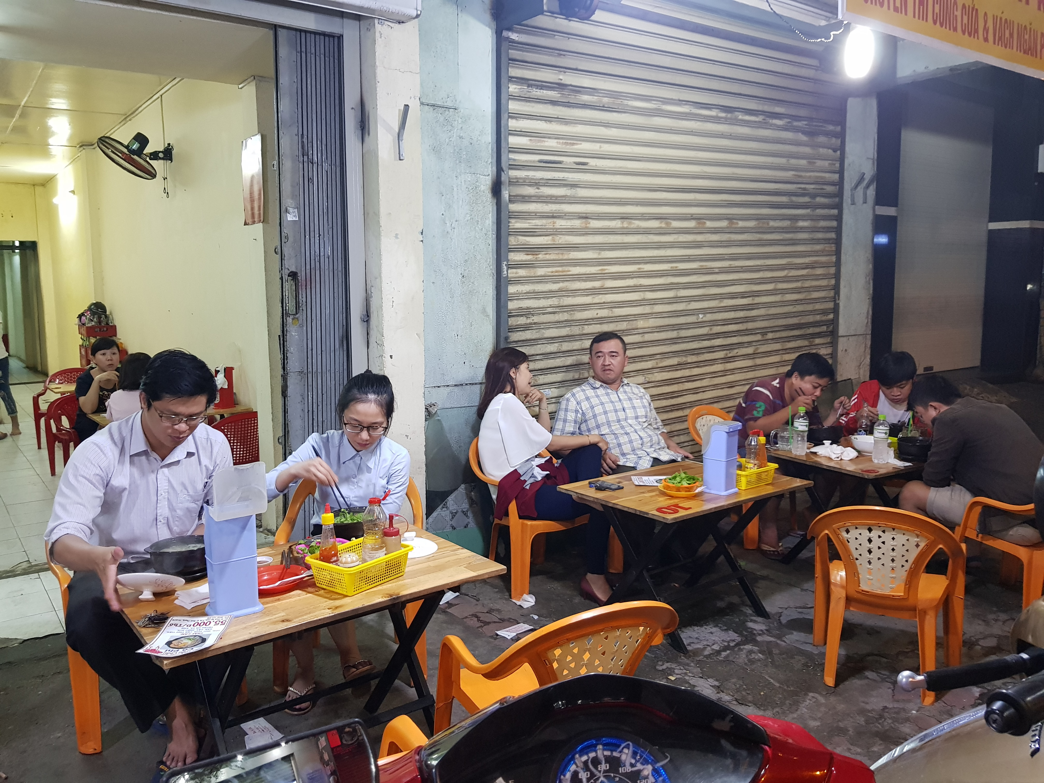 Người Sài Gòn ăn cháo Tiều trứ danh bằng thố đất - Ảnh 4.