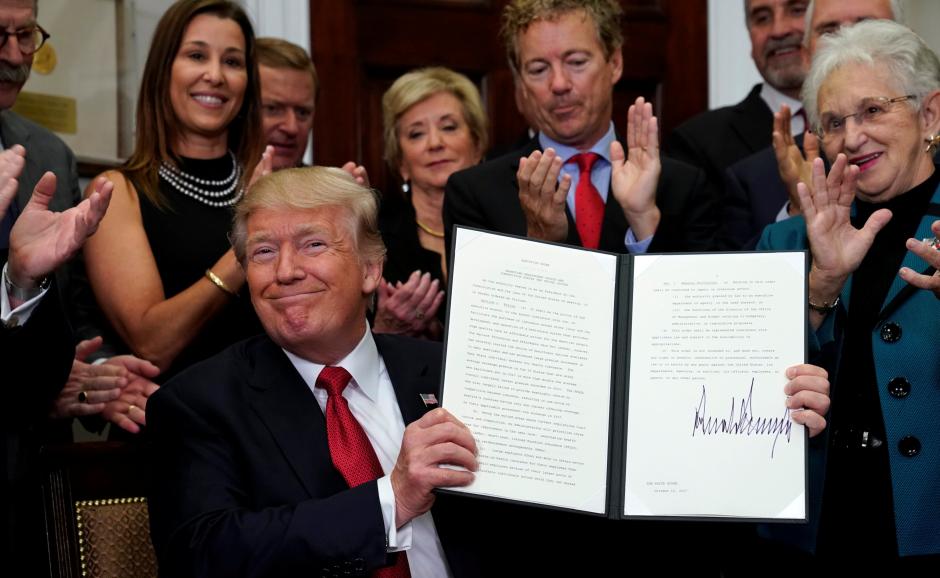 Ông Donald Trump ký sắc lệnh làm suy yếu Obamacare