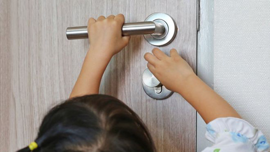 Kẹp tay vào cửa: Di chứng ám ảnh hơn bạn tưởng!