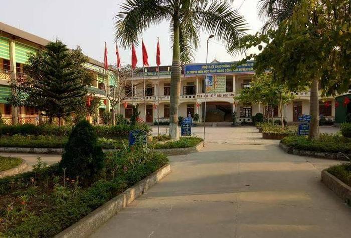 "Họ đấm, đá con tôi ngã trong góc cửa"
