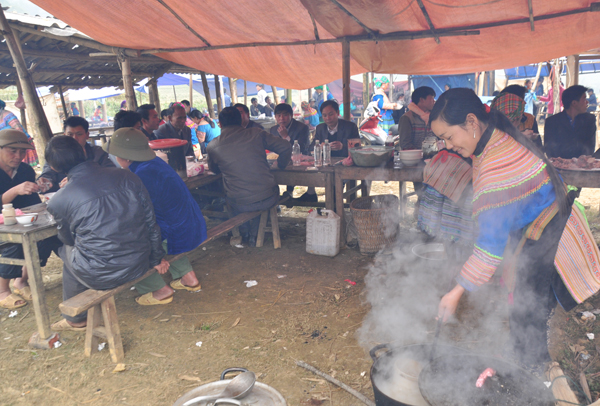 Những m&oacute;n ăn thử rồi ghiền tại chợ phi&ecirc;n L&agrave;o Cai - Ảnh 2.