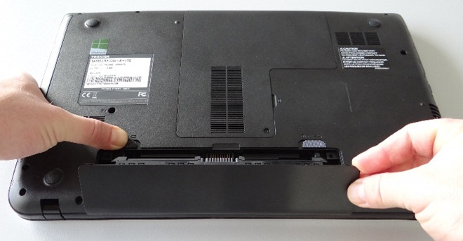 Có nên tháo pin laptop để tránh bị chai?