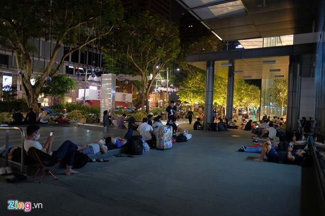 Apple Store 'bất lực' giải tán đám đông người Việt chờ mua iPhone X