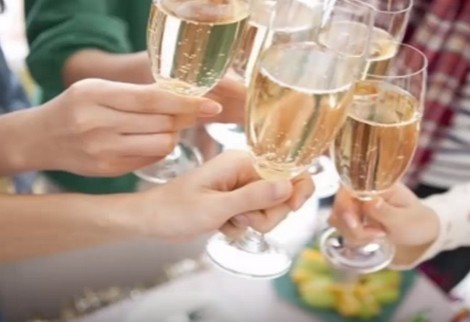Góc khuất sau chầu nhậu thuê của các bóng hồng - Ảnh 1.