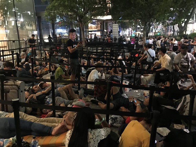 Xếp hàng mua iPhone X: 3 triệu một chỗ ngồi không bán