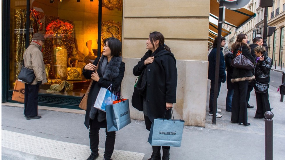 40 du khách Trung Quốc bị cướp xịt hơi cay tại Paris