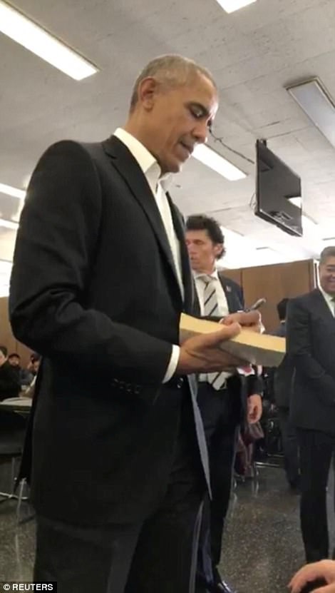 Đi làm nghĩa vụ dân sự, ông Obama được chào đón nồng nhiệt - Ảnh 4.