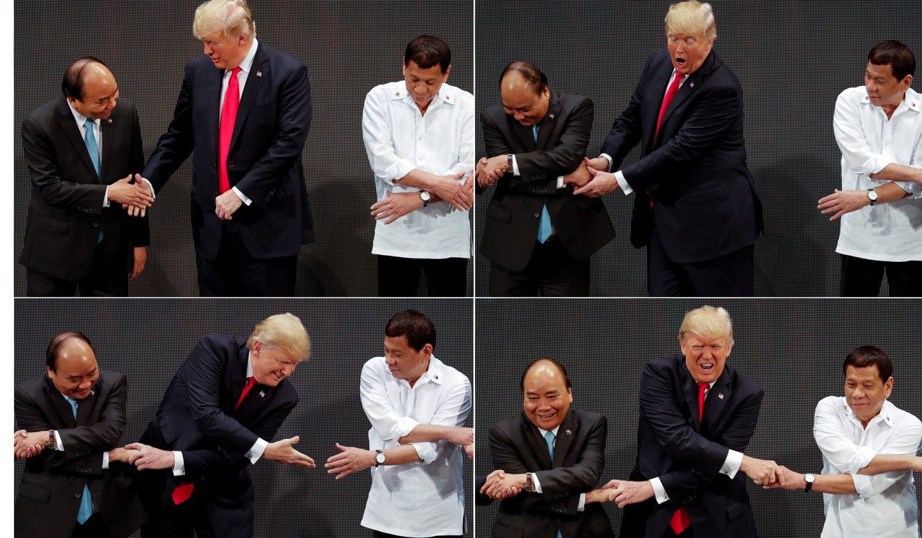 Tổng thống Mỹ Donald Trump lúng túng khi bắt tay chéo