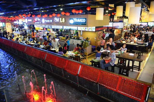 Ăn uống dưới phố "ngầm" giữa trung tâm Sài Gòn