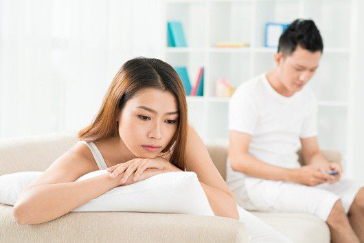7 dấu hiệu ngầm m&aacute;ch chồng bạn đang ngoại t&igrave;nh - Ảnh 1.