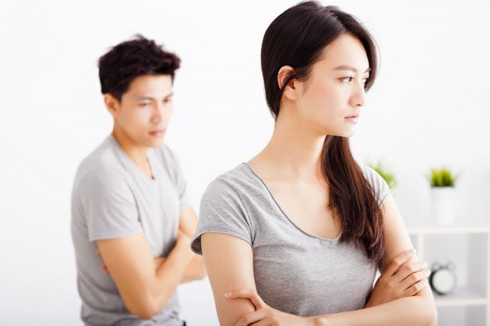7 dấu hiệu ngầm m&aacute;ch chồng bạn đang ngoại t&igrave;nh - Ảnh 2.