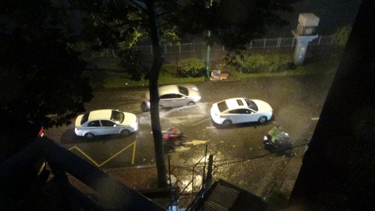Bão số 14 gây mưa to gió lớn ở TP HCM - Ảnh 11.