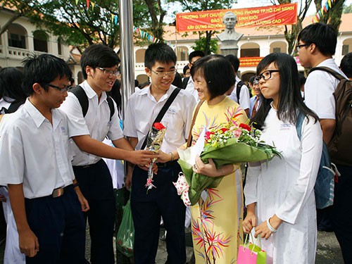 Ngày 20-11: Hãy tặng hoa, đừng đưa phong bì!