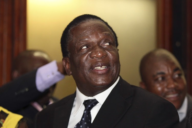 Ông Mugabe bị "học trò" lật bằng chính chiêu của mình