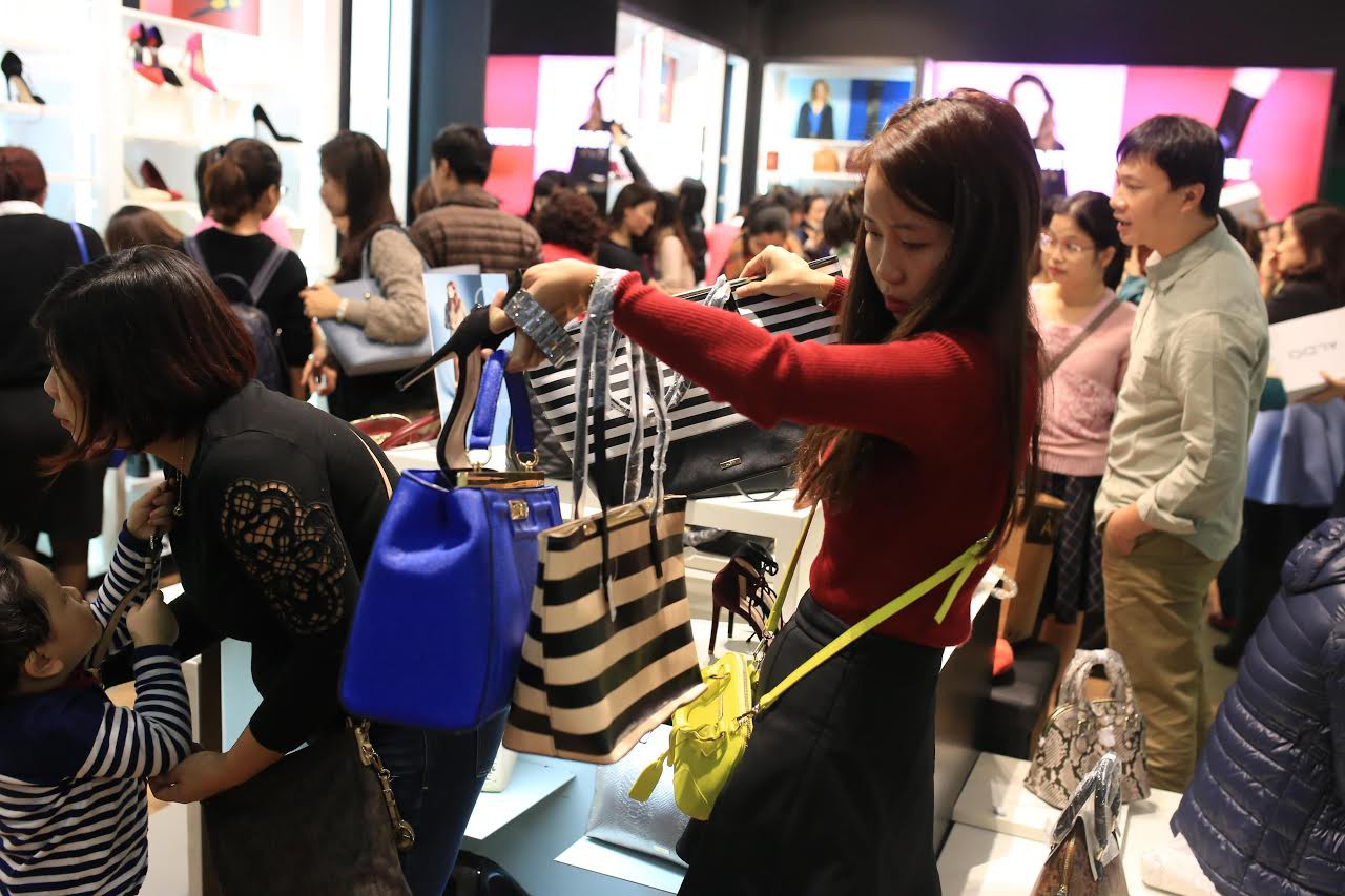 Dân buôn trắng đêm câu khách, chị em rạo rực hàng hiệu Black Friday
