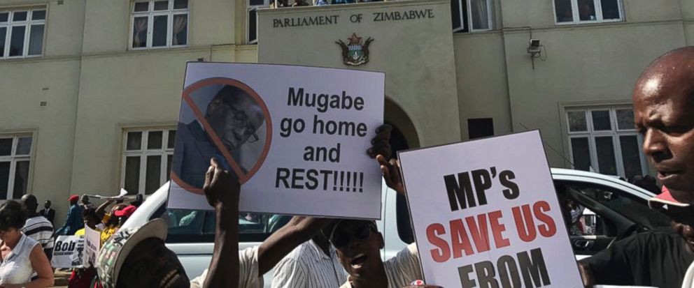Tổng thống Zimbabwe tự nguyện từ chức