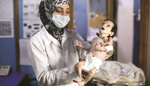 Cạn lương thực, người dân Syria phải "lục thùng rác"