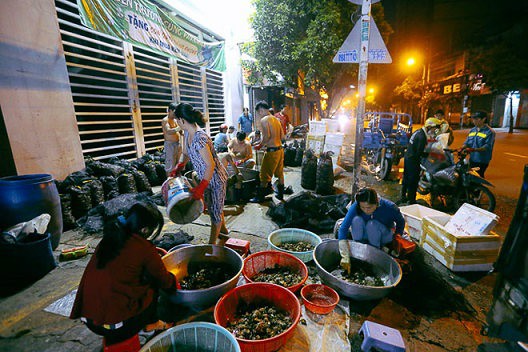 Chợ “độc” ở Sài Gòn, gần nửa thế kỷ chỉ bán một mặt hàng lúc nửa đêm - Ảnh 1.