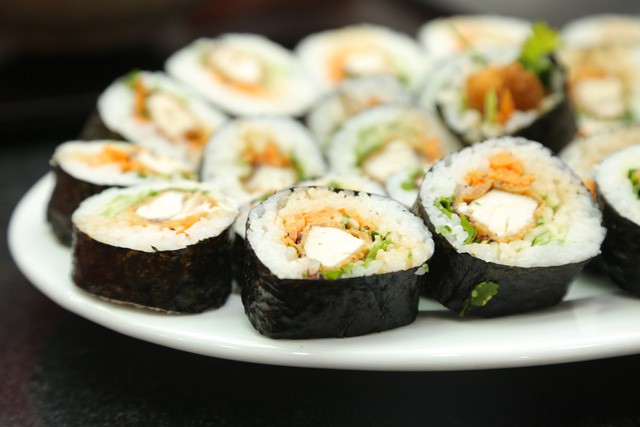Dẻo thơm cá cam cuốn sushi
