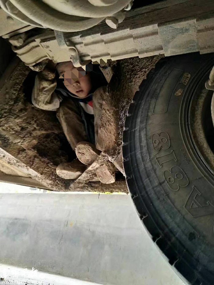 Hai b&eacute; trai ngồi trong gầm xe suốt 80 km t&igrave;m bố mẹ - Ảnh 2.