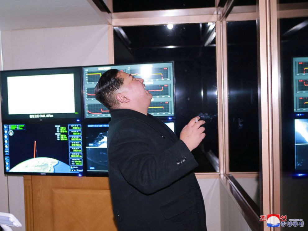 Triều Tiên khoe ảnh ông Kim Jong-un vui mừng theo dõi tên lửa