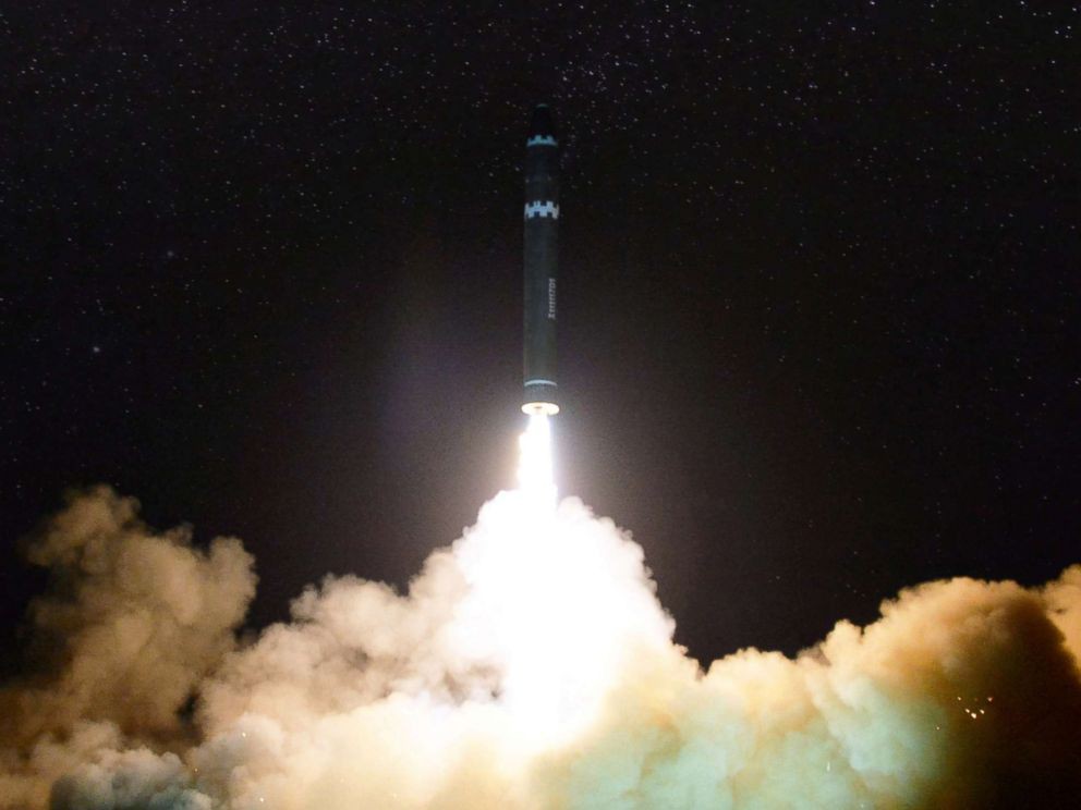 Triều Ti&ecirc;n khoe ảnh &ocirc;ng Kim Jong-un vui mừng theo d&otilde;i t&ecirc;n lửa - Ảnh 5.