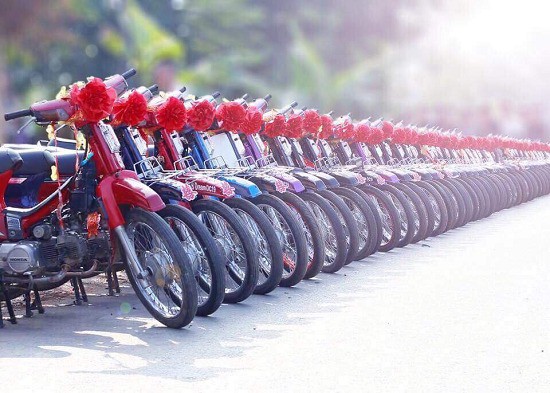 Độc đáo màn rước dâu bằng 100 xe Dream thắt nơ đỏ