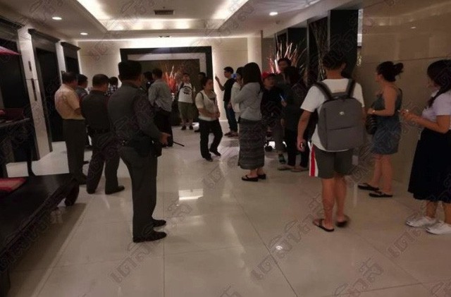 Khách Trung Quốc chen lấn xô đẩy khiến thang máy đứt dây tự do