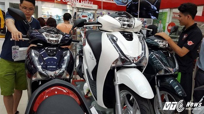 Xe m&aacute;y tăng v&ugrave; v&ugrave;, gi&aacute; Honda SH ch&ecirc;nh lệch h&agrave;ng chục triệu đồng - Ảnh 1.
