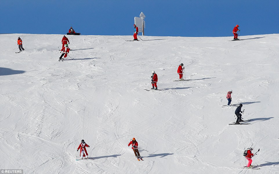 Bắt gặp h&agrave;ng ng&agrave;n &ocirc;ng gi&agrave; Noel vui vẻ tr&ecirc;n n&uacute;i Alps - Ảnh 1.