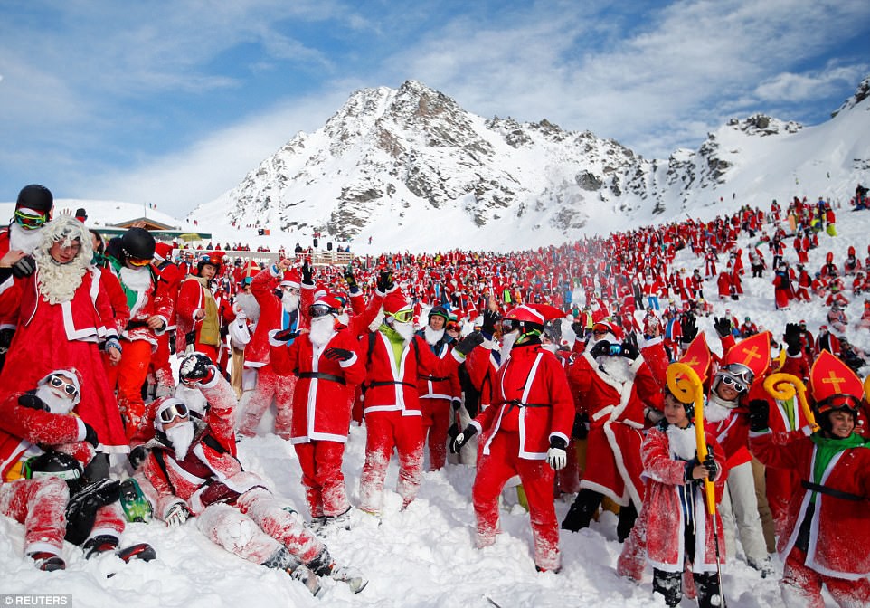 Bắt gặp hàng ngàn ông già Noel vui vẻ trên núi Alps