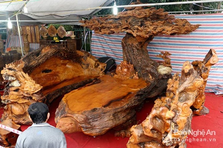 Bộ b&agrave;n ghế &ldquo;tứ linh&rdquo; gi&aacute; gần 3 tỷ đồng c&oacute; g&igrave; đặc biệt? - Ảnh 1.