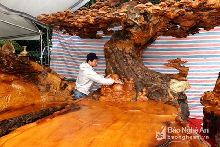Bộ bàn ghế “tứ linh” giá gần 3 tỷ đồng có gì đặc biệt?