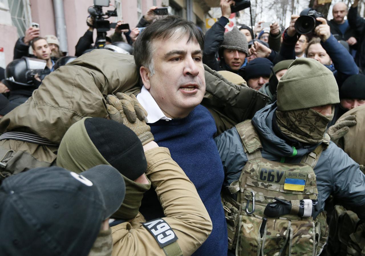 
Cựu tổng thống Georgia Mikheil Saakashvili bị cảnh s&aacute;t bắt giữ tại nh&agrave; ở Kiev h&ocirc;m 5-12. Ảnh: Reuters
