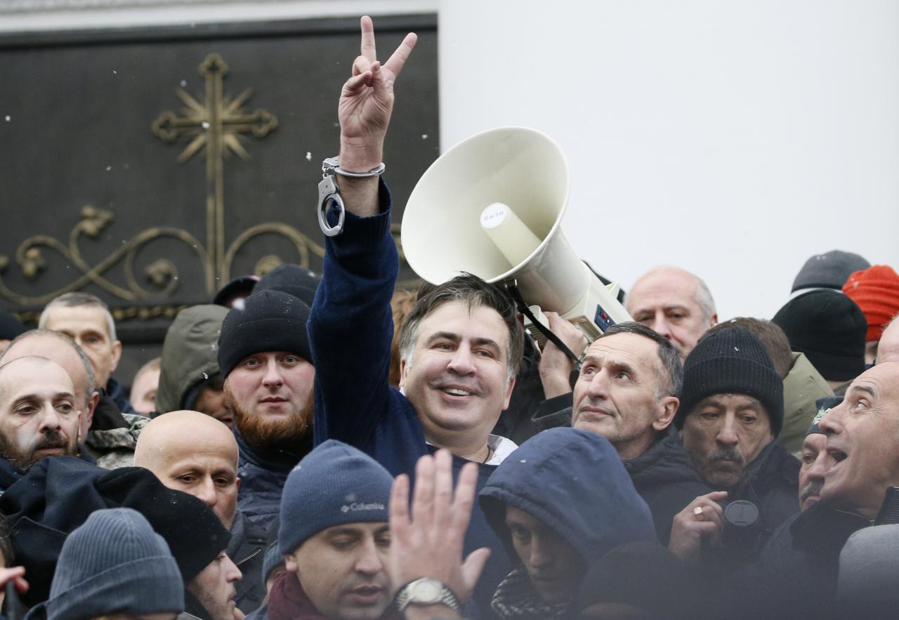 Ukraine: Người ủng hộ phá xe cảnh sát, giải thoát cựu tổng thống Georgia