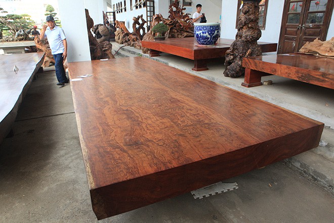 Sập gỗ nguyên khối nặng hơn 4 tấn, hiếm có xuất hiện ở Hà Nội - Ảnh 1.