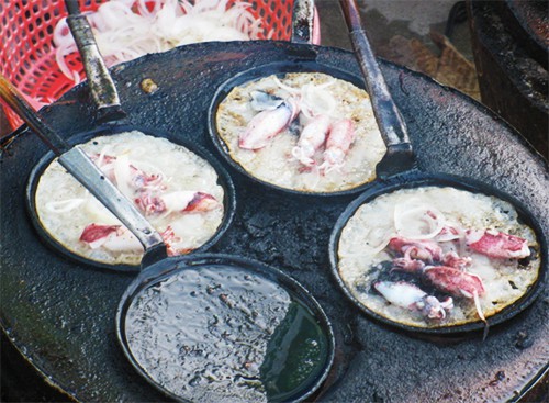 Bánh xèo mực và vịt Cầu Dứa cho ngày mưa gió ở Nha Trang