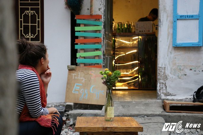 Du kh&aacute;ch th&iacute;ch th&uacute; c&agrave; ph&ecirc; đường ray t&agrave;u hỏa H&agrave; Nội - Ảnh 2.