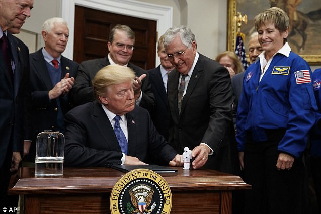 Tổng thống Donald Trump lệnh cho NASA quay lại Mặt trăng