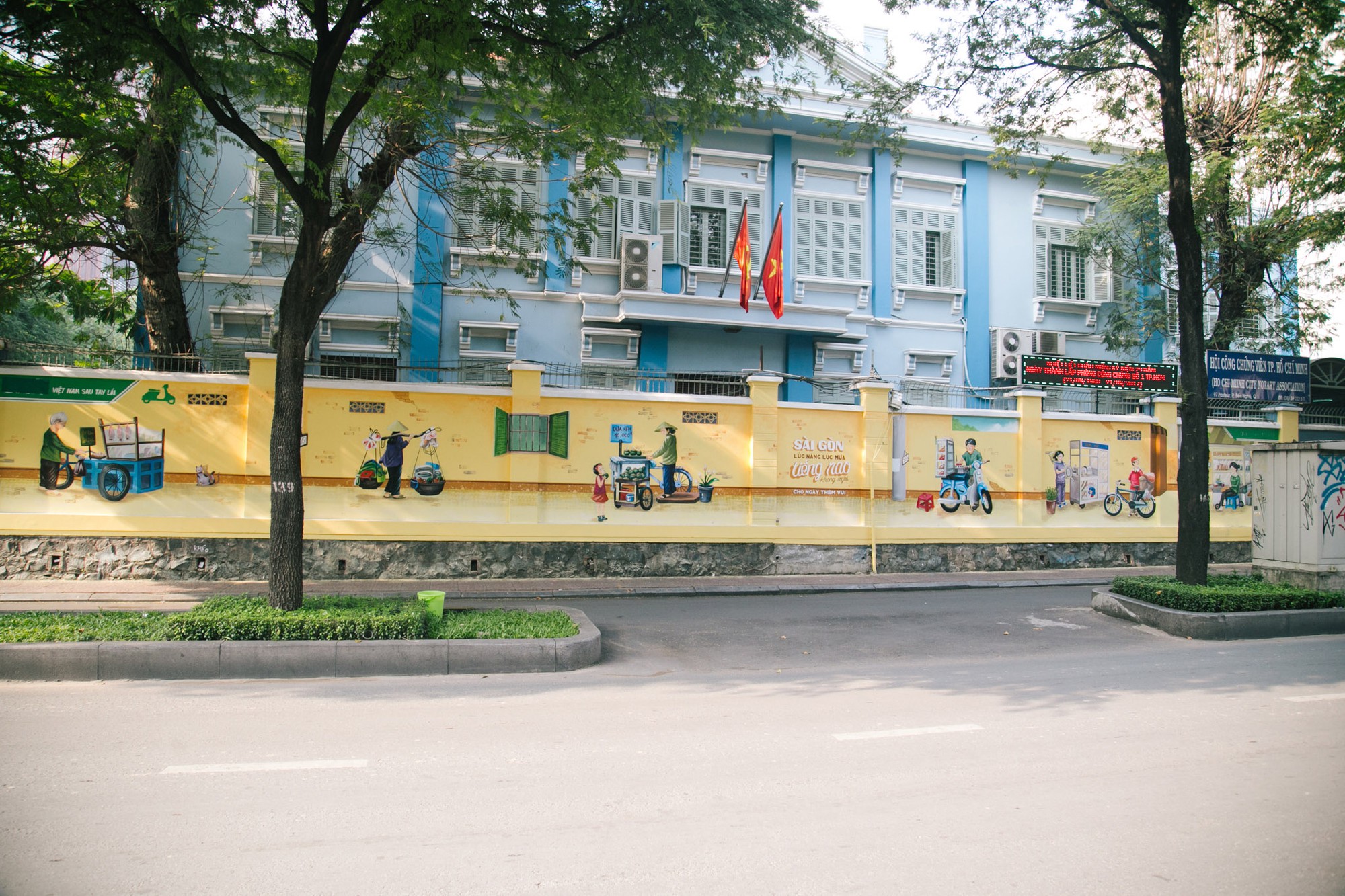 Tác phẩm “Món ngon Sài Gòn” trước Phòng Công chứng số 1 - 97 Pasteur