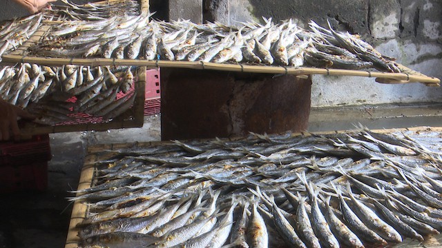 Chết th&egrave;m nh&igrave;n nướng c&aacute; bằng than ở Cửa L&ograve; ng&agrave;y r&eacute;t - Ảnh 1.