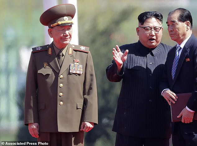 Ông Kim Jong-un lại thăm núi thiêng, Triều Tiên "trảm" Tướng Hwang?