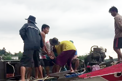 Ngụp lặn tìm "tài" dưới dòng Hàm Luông
