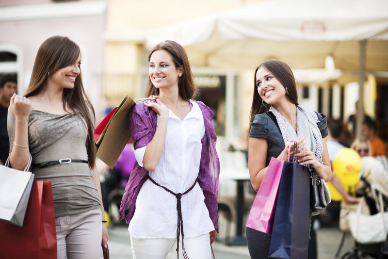 4 chi&ecirc;u mua h&agrave;ng hiệu giảm gi&aacute; ở nước ngo&agrave;i dịp cuối năm - Ảnh 1.