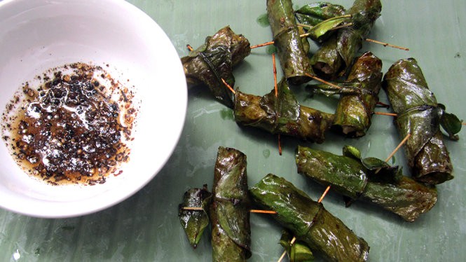 Lạ miệng với món chả cuốn lá bưởi - Ảnh 1.